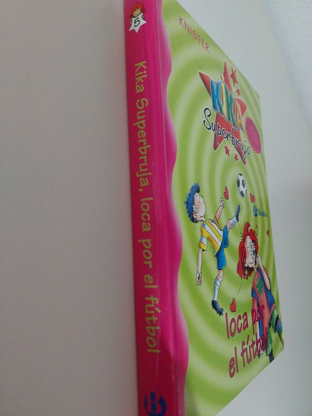 Kika Superbruja, loca por el fútbol (Kika superbruja / Kika super witch) (Spanish Edition)