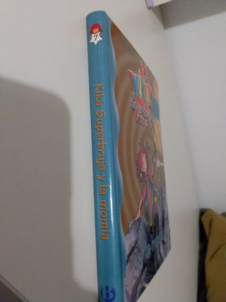 Kika Superbruja y la momia (Spanish Edition)