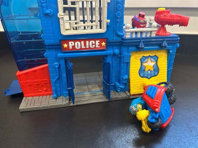 Comisaria de policia superzings