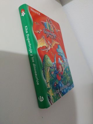 Kika Superbruja y los dinosaurios (Kika Superbruja / Kika Super Witch) (Spanish Edition)