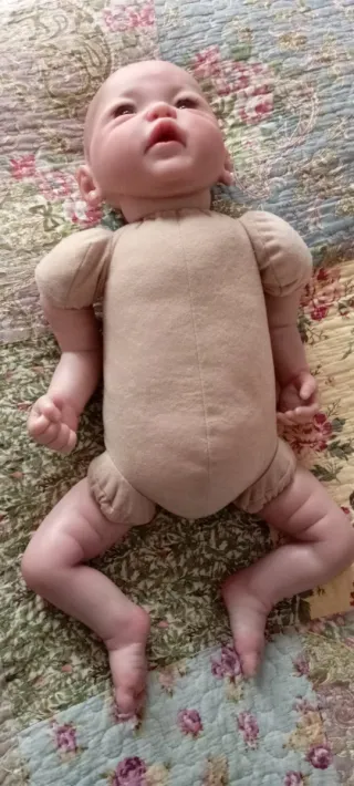 Bebé reborn pintado a mano