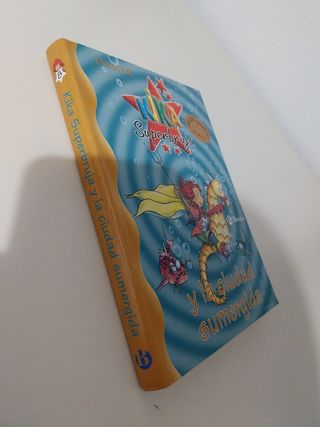 Kika Superbruja y la ciudad sumergida (Kika Superbruja / Kika Superwitch) (Spanish Edition)