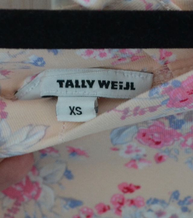 top rosa con fiori e spalline incrociate