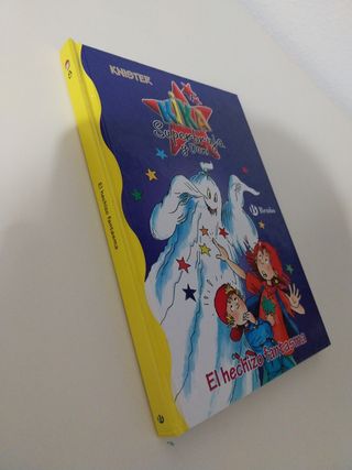 El hechizo fantasma (Kika Superbruja y Dani / Kika Superwitch and Dani) (Spanish Edition)