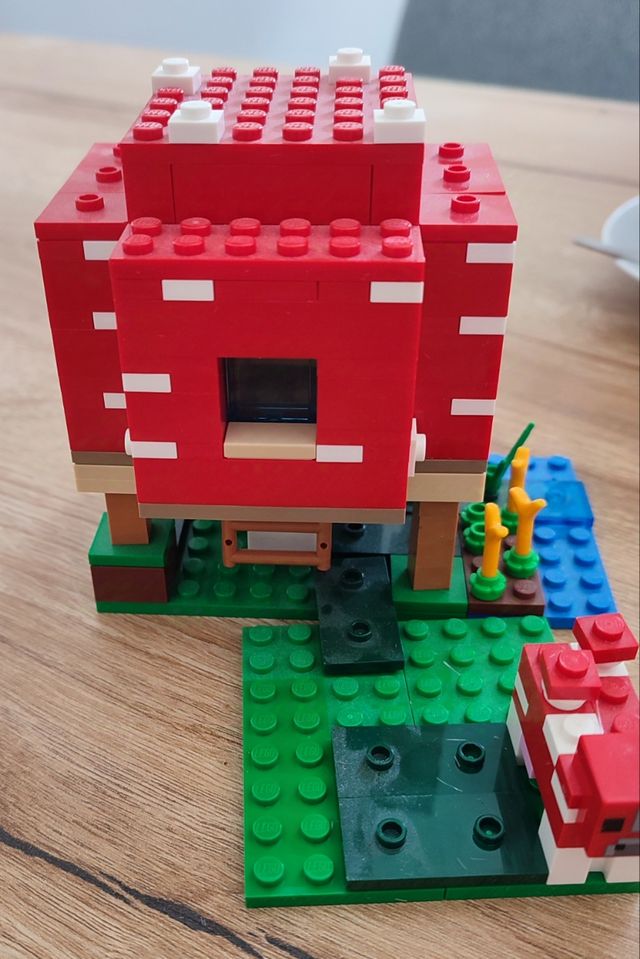 Lego Minecraft "The Mushroom House"