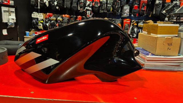 TAPA DEPOSITO GASOLINA APRILIA RS50