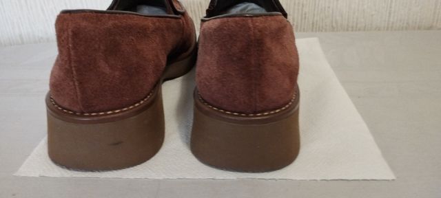 Zapatos de mujer ante marrón