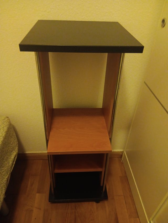 Estanteria de madera con ruedas.