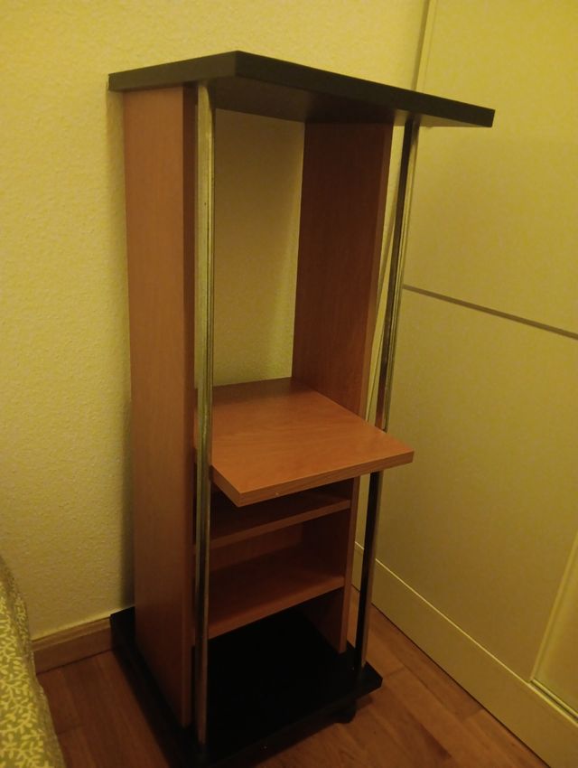 Estanteria de madera con ruedas.