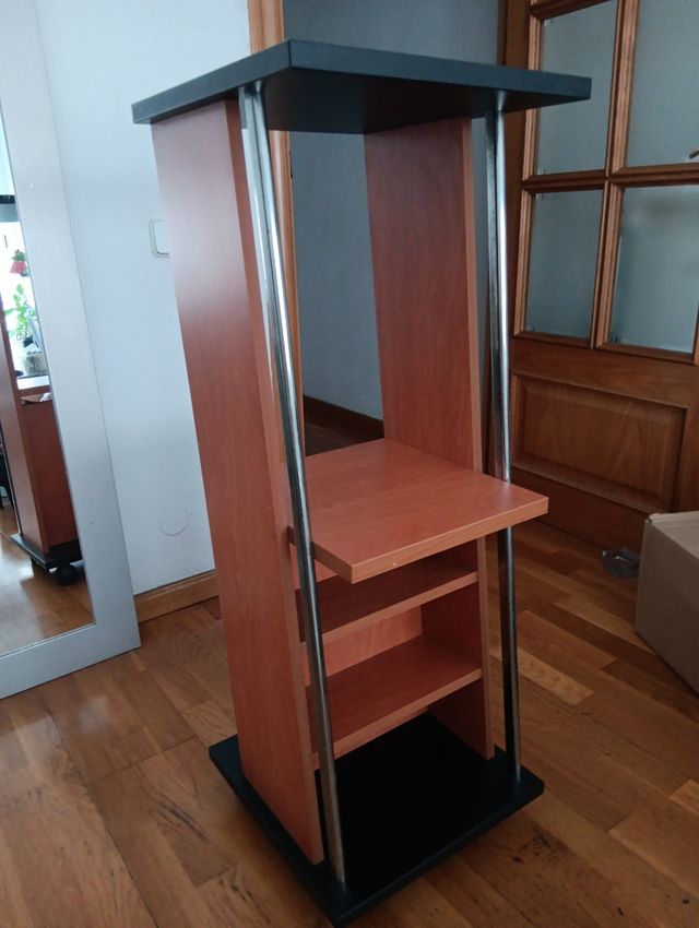 Estanteria de madera con ruedas.