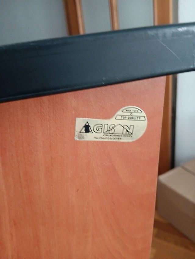 Estanteria de madera con ruedas.