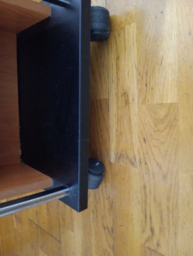 Estanteria de madera con ruedas.