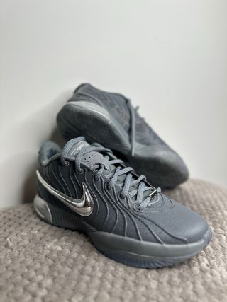 Zapatillas LeBron grises nuevas