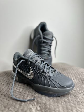 Zapatillas LeBron grises nuevas