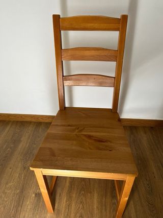 Mesa y cuatro sillas de madera