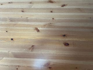 Mesa y cuatro sillas de madera