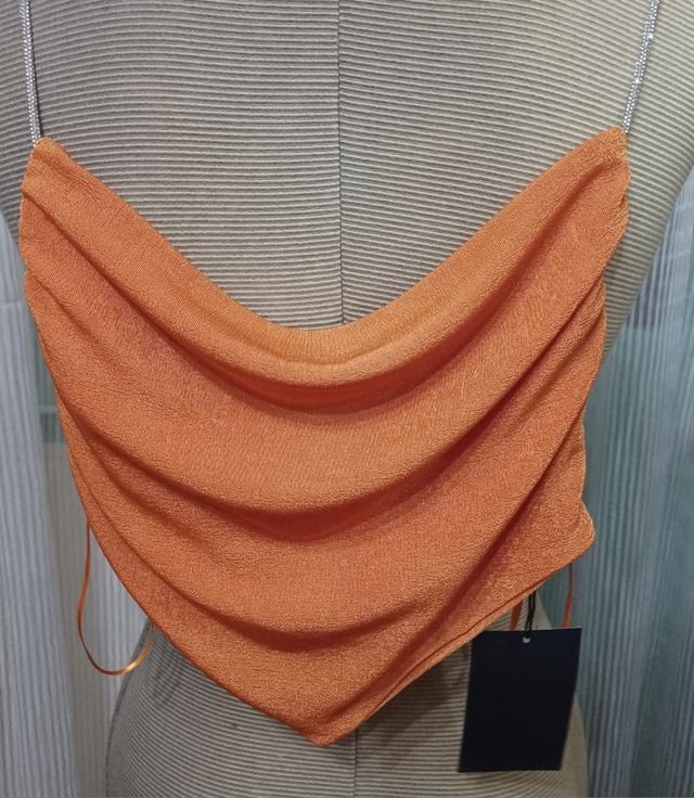 Top naranja con espalda al aire