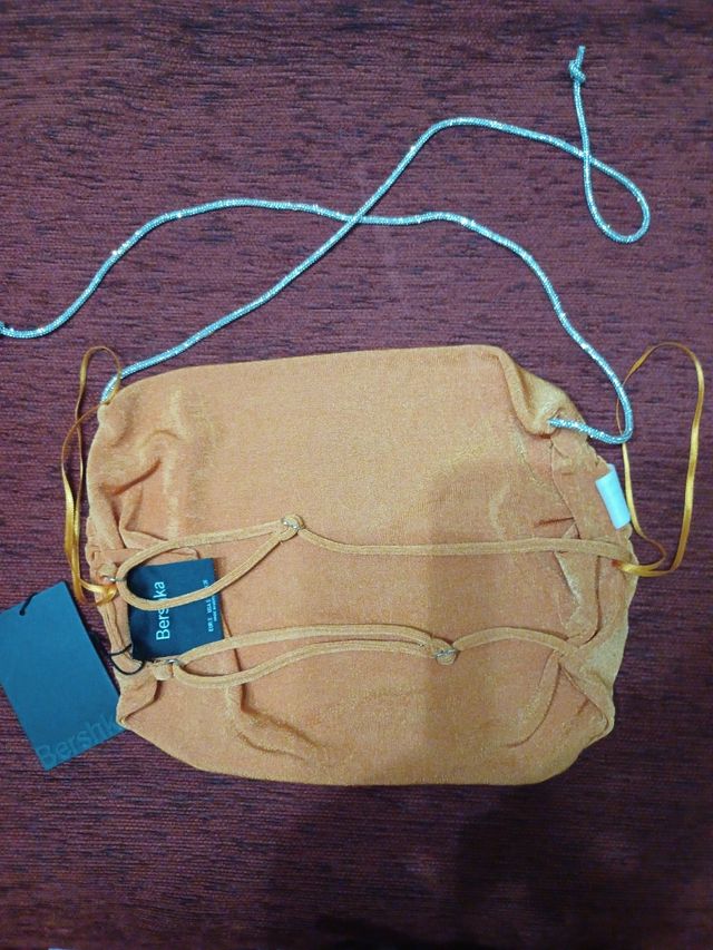 Top naranja con espalda al aire