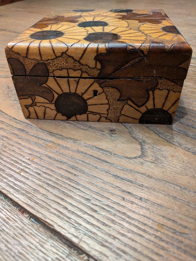 Caja madera marquetería vintage.
