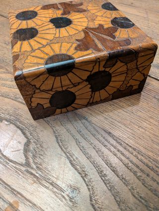 Caja madera marquetería vintage.