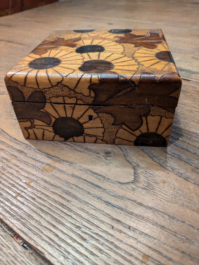 Caja madera marquetería vintage.