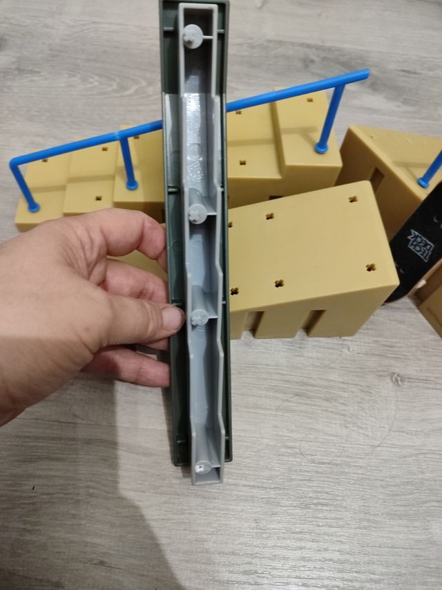 Pista tech deck con escalera y rampas