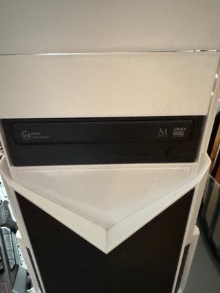 Torre de ordenador gaming, teclado y ratón