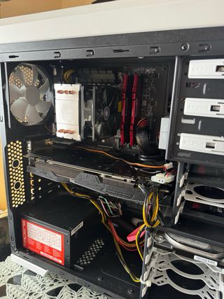 Torre de ordenador gaming, teclado y ratón