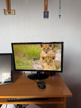 Torre de ordenador gaming, teclado y ratón