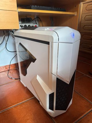 Torre de ordenador gaming, teclado y ratón