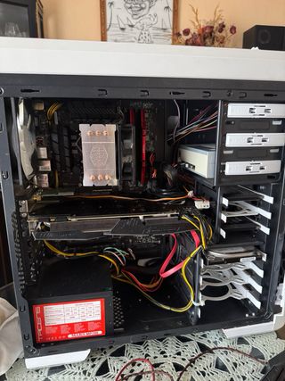 Torre de ordenador gaming, teclado y ratón