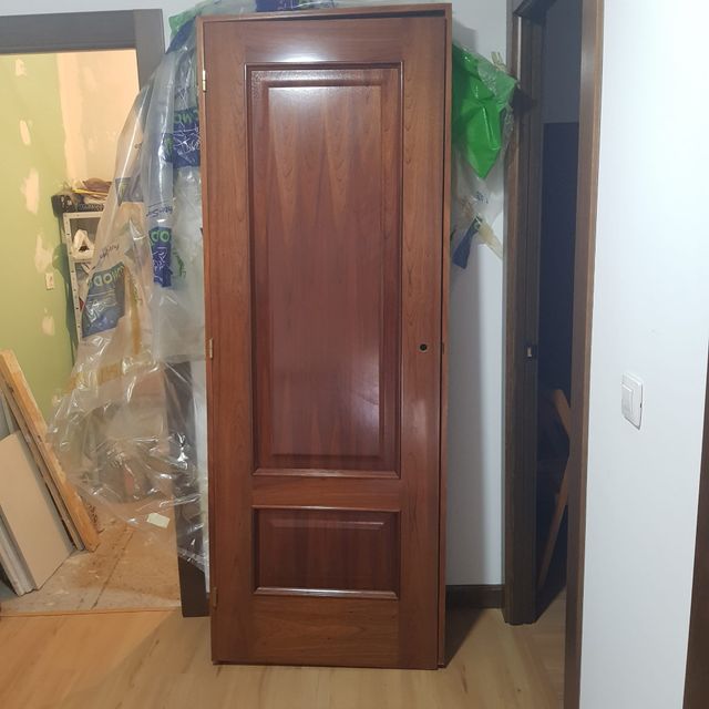 Puerta maciza de madera con premarco