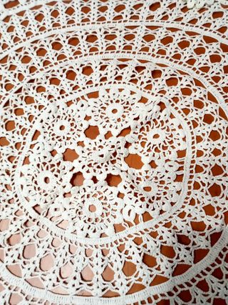 Centro tavolo a uncinetto.