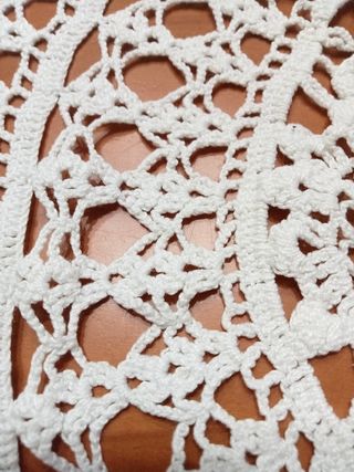 Centro tavolo a uncinetto.