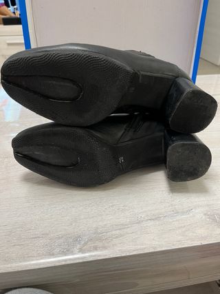 Botines negros, tacon bajo, anti dolor.