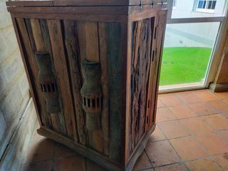 Mobili rustici, tavolo, panche e mobili