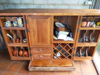 Mobili rustici, tavolo, panche e mobili