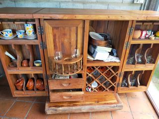 Mobili rustici, tavolo, panche e mobili