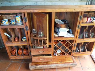 Mobili rustici, tavolo, panche e mobili