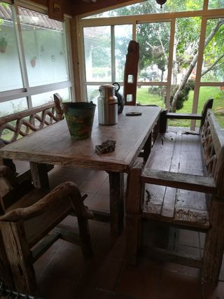 Mobili rustici, tavolo, panche e mobili