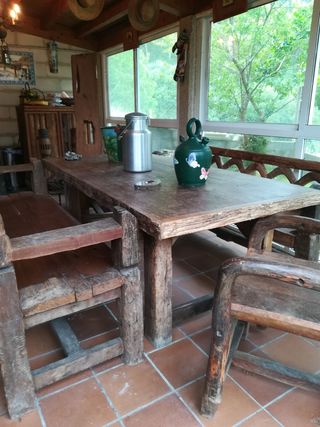 Mobili rustici, tavolo, panche e mobili