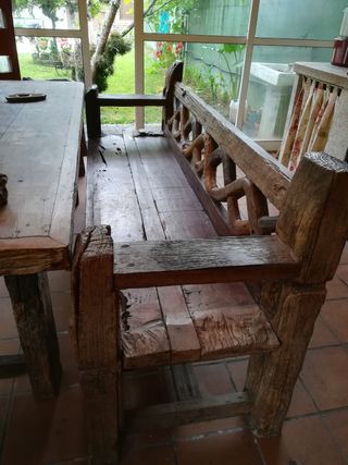 Mobili rustici, tavolo, panche e mobili