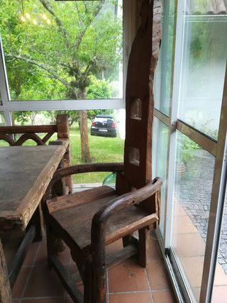 Mobili rustici, tavolo, panche e mobili