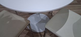 Mesa redonda con 4 sillas de diseño