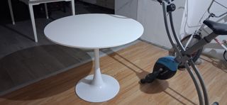 Mesa redonda con 4 sillas de diseño