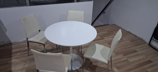 Mesa redonda con 4 sillas de diseño