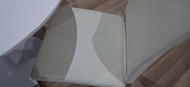 Mesa redonda con 4 sillas de diseño