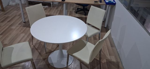 Mesa redonda con 4 sillas de diseño