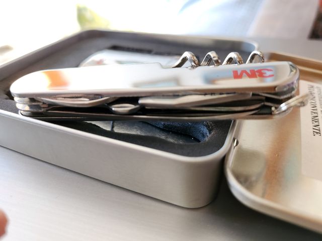 Conjunto navaja multiusos y mechero .