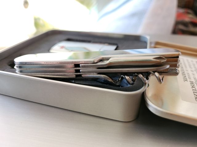 Conjunto navaja multiusos y mechero .